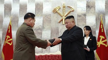En esta imagen del domingo 26 de julio de 2020 proporcionada por el gobierno norcoreano, el l&iacute;der de Corea del Norte, Kim Jong Un, en el centro, entrega una pistola conmemorativa a un oficial del Ej&eacute;rcito durante una ceremonia en Pyongyang, Corea del Norte.&nbsp;