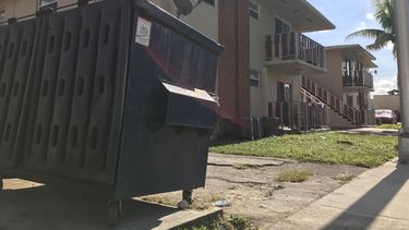 En el edificio Chalet hay 20 apartamentos cuyos inquilinos tendrían que pagar una cuota que les pide el dueño de la propiedad por unas supuestas multas que le habría impuesto la Ciudad de Hialeah.