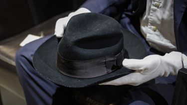 Un sombrero Fedora que perteneció al cantante estadounidense Michael Jackson, hecho de lana y forrado con seda, se exhibe antes de ser puesto a la venta en una subasta en París, el 12 de septiembre de 2023.&nbsp;