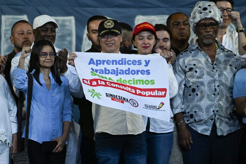 &nbsp;El presidente clombiano, Gustavo Petro, sostiene un cartel con un mensaje de apoyo al referéndum
