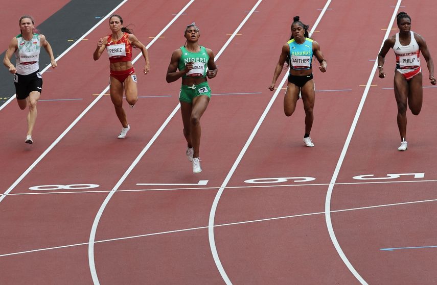 De izquierda a derecha) Krystsina Tsimanouskaya de Bielorrusia, María Isabel Pérez de España, Blessing Okagbare de Nigeria, Tynia Gaither de Bahamas y Asha Philip de Gran Bretaña compiten en las eliminatorias de 100 metros femeninos durante los Juegos Olímpicos de Tokio 2020