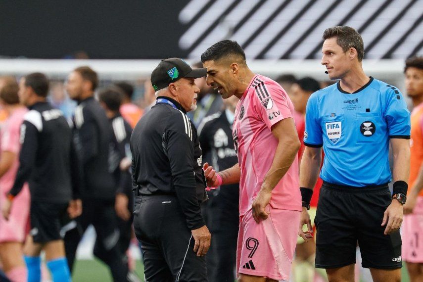 El jefe de seguridad Gene Ramírez, de los Seattle Sounders, y Luis Suárez, número 9, del Inter Miami CF, interactúan tras la final de la Leagues Cup entre los Seattle Sounders y el Inter Miami CF en el Lumen Field el 31 de agosto de 2025 en Seattle, Washington. Los Seattle Sounders ganaron 3-0.&nbsp;