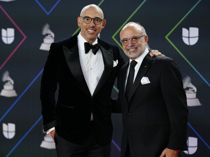 Harvey Mason Jr. y Manuel Abud, directores generales de La Academia Latina de la Grabación, llegan a la 22 entrega del Latin Grammy el 18 de noviembre de 2021, en el MGM Grand Garden Arena en Las Vegas.