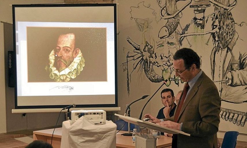 El investigador José Cabello, durante una conferencia sobre la vida de Cervantes. (EFE)