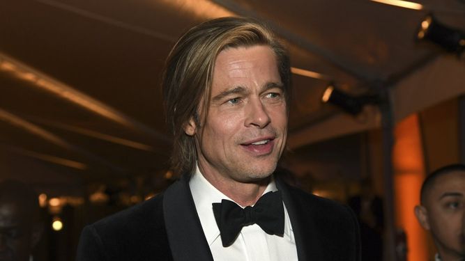 Brad Pitt, ganador del premio a la Mejor interpretación secundaria por Once Upon a Time in Hollywood, asiste al Governors Ball después de los Óscar el domingo 9 de febrero de 2020 en el Dolby Theatre de Los Angeles.&nbsp;
