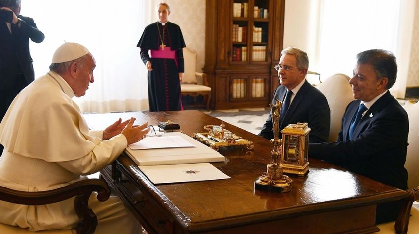 En diciembre pasado, el papa Francisco recibió al exmandatario&nbsp;Álvaro Uribe, y al presidente de Colombia, Juan Manuel Santos.