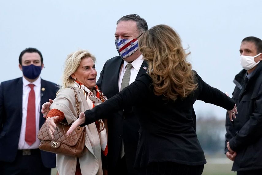 El secretario de Estado estadounidense Mike Pompeo, centro, y su esposa Susan, derecha, saludan a la embajadora de Estados Unidos en Francia, Jamie McCourt, en el aeropuerto parisino de Le Bourget, sábado 14 de noviembre de 2020. Pompeo inició una gira de 10 días por Europa y Medio Oriente.