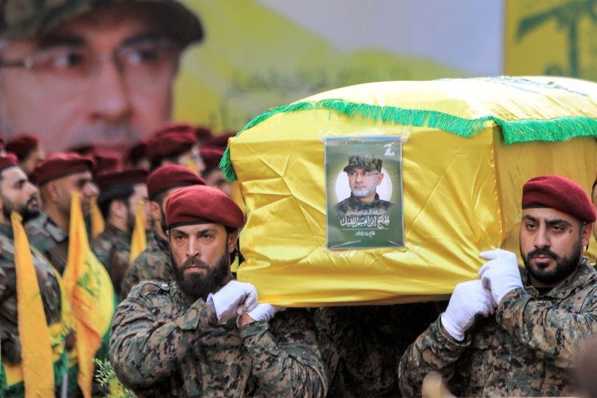 Militantes de Hezbolá cargan el cuerpo del máximo comandante militar del grupo, Ibrahim Aqil, durante su funeral en los suburbios del sur de Beirut el 22 de septiembre de 2024. Ibrahim Aqil y otros comandantes de la Fuerza Radwan de Hezbollah murieron en un ataque aéreo israelí el 20 de septiembre.