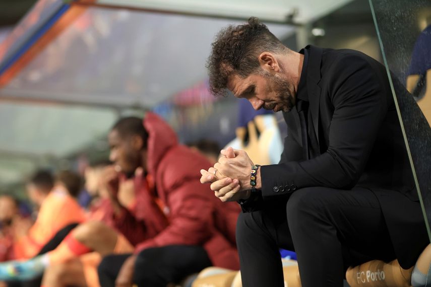 El técnico del Atlético de Madrid Diego Simeone en el banquillo durante el partido contra el Porto por la Champions League, el martes 1 de noviembre de 2022.&nbsp;