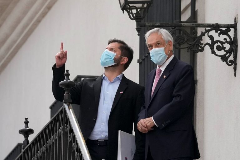 El presidente electo de Chile, Gabriel Boric, a la izquierda, y el actual mandatario Sebastián Piñera, se reúnen en el palacio presidencial de La Moneda en Santiago, Chile, el lunes 20 de diciembre de 2021.
