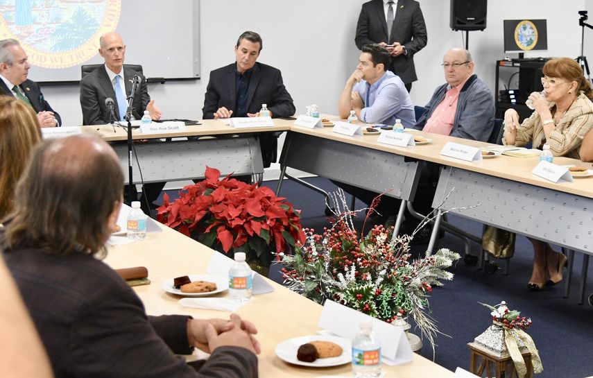 Que Scott nos escuche ayudaría en las sanciones al Gobierno de Maduro que solo el gobierno federal (estadounidense) puede imponer, sostuvo el opositor Carlos Vecchio (3ro der.).