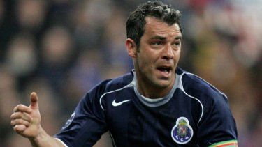 El defensa del Porto, Jorge Costa, celebra tras marcar un gol contra el Inter de Milán durante el partido de vuelta de la Liga de Campeones en el estadio San Siro de Milán, el 15 de marzo de 2005.&nbsp;