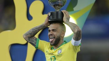 El lateral derecho Dani Alves posa con el trofeo al Jugador M&aacute;s Valioso despu&eacute;s que la selecci&oacute;n brasile&ntilde;a derrot&oacute; 3-1 a Per&uacute; en la final de la Copa Am&eacute;rica, en el estadio Maracan&aacute; de R&iacute;o de Janeiro, Brasil, el domingo 7 de junio de 2019.
