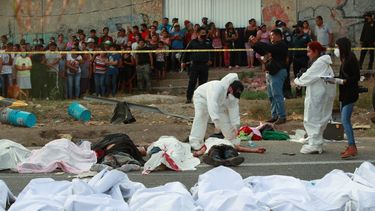 Los cuerpos en bolsas para cadáveres se colocan al costado de la carretera después de un accidente en Tuxtla Gutiérrez, estado de Chiapas, México, el 9 de diciembre de 2021.