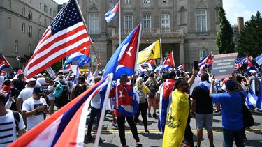Exiliados cubanos frente a la embajada de la dictadura castrista en Washington.&nbsp;