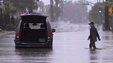 Un conductor acude a retirar pertenencias de su vehículo tras quedar varado en una calle inundada, el domingo 20 de agosto de 2023 en Palm Desert, California. Los meteorólogos advirtieron que la tormenta tropical Hilary era la primera tormenta tropical en golpear el sur de California en 84 años, y planteaba el riesgo a inundaciones, aludes de lodo, tornados aislados, vendavales y cortes de luz.