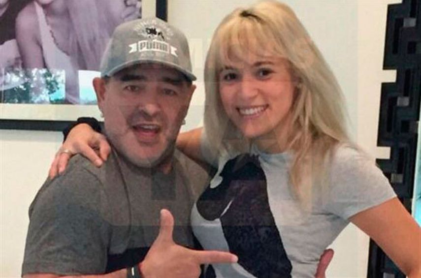 aradona aparece en la imagen junto a su novia Rocío Oliva (cortesía Primicia Ya)