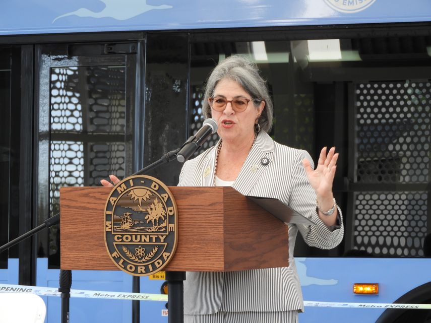 La alcaldesa Daniella Levine Cava preside la ceremonia inaugural de Metro Express.&nbsp;