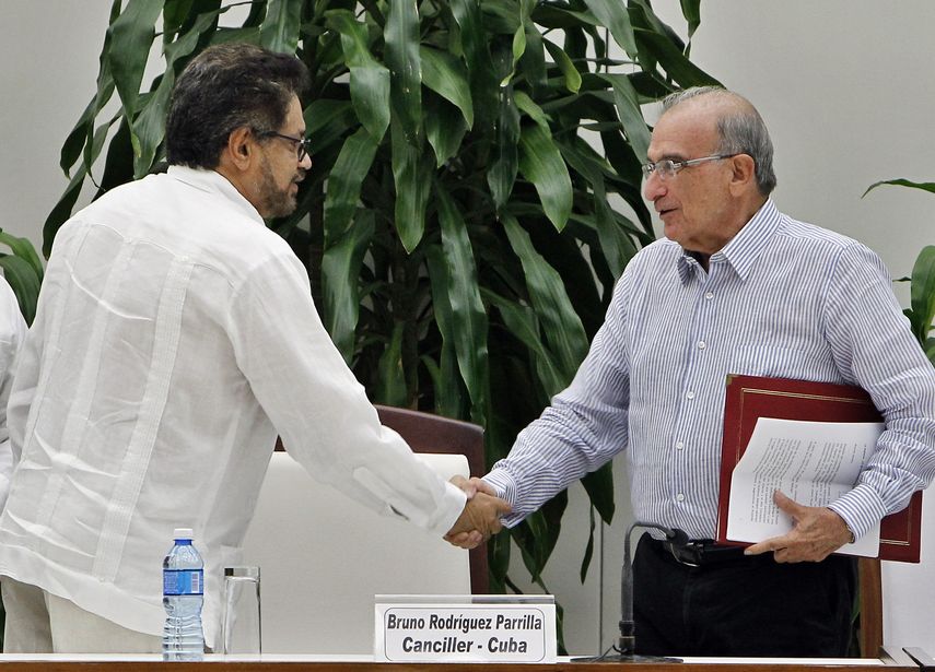 El jefe negociador del Gobierno colombiano, Humberto de la Calle (d), saluda al segundo jefe de las FARC y líder de los delegados de la guerrilla en La Habana, Luciano Marín (i), alias Iván Márquez, &nbsp;durante un encuentro en La Habana.