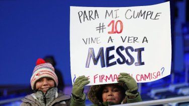 Un joven aficionado del Inter de Miami sostiene un cartel para Lionel Messi durante el partido de ida de la Copa de Campeones de la Concacaf 2025 entre el Sporting Kansas City y el Inter de Miami en el Sporting Park el 19 de febrero de 2025 en Kansas City, Kansas. La MLS comienza el 22 de febrero de 2025