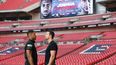 &nbsp;Anthony&nbsp;Joshua&nbsp;(izquierda) y Wladimir Klitschko (derecha) posan en el estadio de Wembley que tendrá capacidad para 90.000 personas para ver la pelea