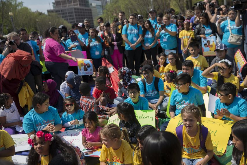 Bajo un fuerte sol, cerca de 200 personas protestaron en la Plaza Lafayette, donde la residencia presidencial tiene una de sus puertas principales&nbsp;