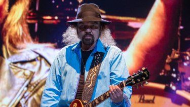 En esta foto de archivo tomada el 11 de mayo de 2019, el músico Gary Rossington de Lynyrd Skynyrd se presenta durante KAABOO Texas en el estadio AT&T en Arlington, Texas. El guitarrista Gary Rossington, el último miembro original que quedaba de la banda de rock estadounidense Lynyrd Skynyrd, murió el domingo, dijo la banda. Tenía 71 años. Rossington fue miembro fundador del grupo.
