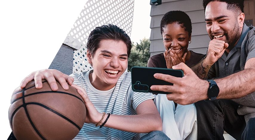 Familia disfruta de conexión 5G en un dispositivo móvil