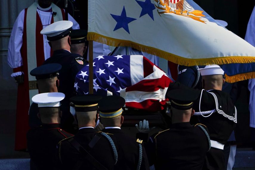 El féretro del difunto secretario de Estado Colin Powell, cubierto con la bandera, llega a la Catedral Nacional en Washington para un oficio fúnebre, viernes 5 de noviembre de 2021.&nbsp;