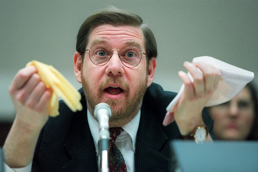 Fotografía de archivo del 15 de noviembre de 1995 del entonces comisionado de la Administración de Alimentos y Medicamentos (FDA por sus siglas en inglés) David Kessler durante una comparecencia en el Capitolio, en Washington, D.C.&nbsp;