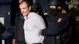 Héctor El Güero Palma, uno de los fundadores del cártel de Sinaloa, es escoltado por federales a una prisión de máxima seguridad en México, el 15 de junio de 2016.