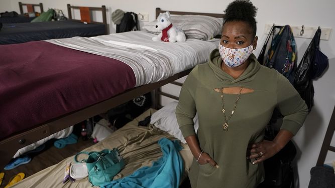 Cidney Oliver posa para una fotografía el 7 de abril de 2021 delante de la litera donde duerme en un albergue de YWCA para mujeres sin hogar en Seattle.&nbsp;&nbsp;