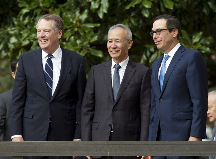 El viceprimer ministro chino Liu He (cen.) junto al representante comercial&nbsp;de EEUU Robert Lighthizer (izq.) y el secretario del Tesoro, Steven Mnuchin, en Washington, el jueves 10 de octubre de 2019.