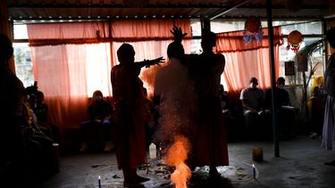 Yaruby Mendoza recibe atención de los curanderos Hermano Sebastián y la Hermana María Cristina en el Centro Espiritual Lino Valles, en Petare, Caracas.