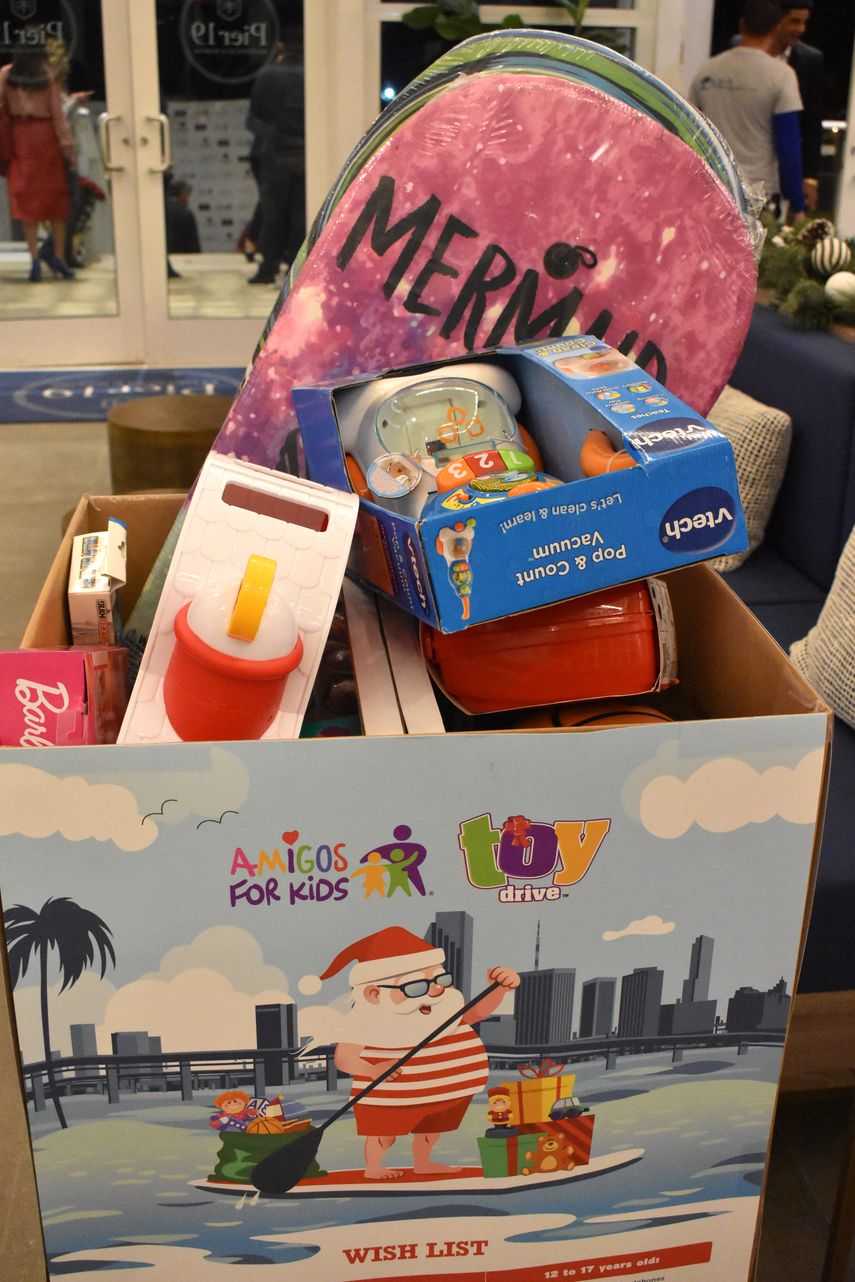Cada a&ntilde;o, Amigos for Kids recibe donaciones de juguetes.