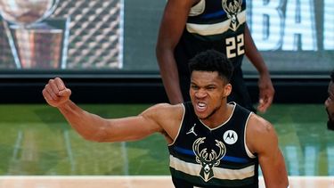 El griego Giannis Antetokounmpo, de los Bucks de Milwaukee, festeja en el sexto partido de las Finales de la NBA, ante los Suns de Phoenix, el martes 20 de junio de 2021