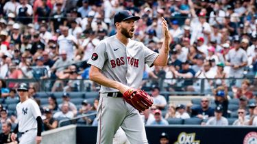 El abridor de los Medias Rojas Chris Sale se lamenta después de sufrir una lesión en la mano durante la primera entrada de un juego contra los Yanquis el 17 de julio de 2022 en Nueva York.&nbsp;