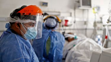 Argentina: Trabajadores de la salud revisan a un paciente con COVID-19 en la UCI del Hospital San Roque de Córdoba, Argentina, el 6 de julio de 2021. Argentina está a punto de llegar a las 100.000 muertes por COVID-19.