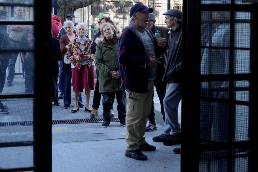 Personas hacen fila afuera de un centro de votación para elegir presidente, vicepresidente, senadores y diputados, en Montevideo, Uruguay, el domingo 27 de octubre de 2024.&nbsp;