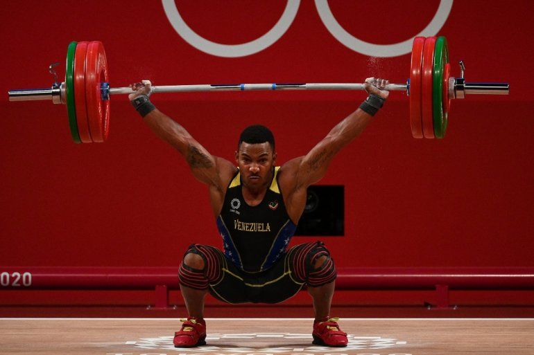 El venezolano Julio Rubén Mayora Pernia compite en la competencia de halterofilia masculina de 73 kg durante los Juegos Olímpicos de Tokio 2020 en el Foro Internacional de Tokio