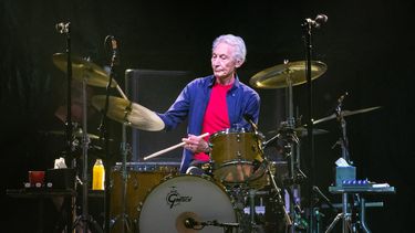 En esta foto de archivo tomada el 28 de julio de 2019, el baterista de The Rolling Stones, Charlie Watts, se presenta en el escenario durante su gira No Filter en el NRG Stadium el 27 de julio de 2019 en Houston, Texas.