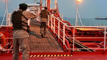 En esta fotograf&iacute;a del 21 de julio de 2019, dos miembros armados de la Guardia Revolucionaria inspeccionan el barco petrolero Stena Impero, de bandera brit&aacute;nica, que fue detenido en el estrecho de Hormuz, el viernes de esa semana, cerca del puerto iran&iacute; de Bandar Abbas.