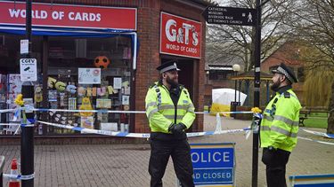 Dos policías hacen guardia en una carretera cortada cerca de la zona del envenenamiento del exespía ruso Serguéi&nbsp;Skripal&nbsp;y su hija, en Salisbury (Rusia).&nbsp;