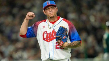 El lanzador de la selección de Cuba, Yariel Rodríguez, reacciona durante un juego del Clásico Mundial de Béisbol ante Australia en Tokio.