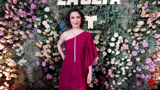 La actriz Verónica Merchant posa en el estreno en Ciudad de México de la serie La jefa, de Telemundo.