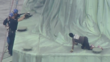 Las autoridades se encontraban negociando con la mujer para que bajara del pedestal de la Estatua de la Libertad.&nbsp;