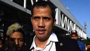 El presidente interino de Venezuela Juan Guaid&oacute; camin&oacute; entre los colectivos que lo amenazaban y lanzaban insultos en las afueras del aeropuerto internacional Sim&oacute;n Bol&iacute;var.&nbsp;