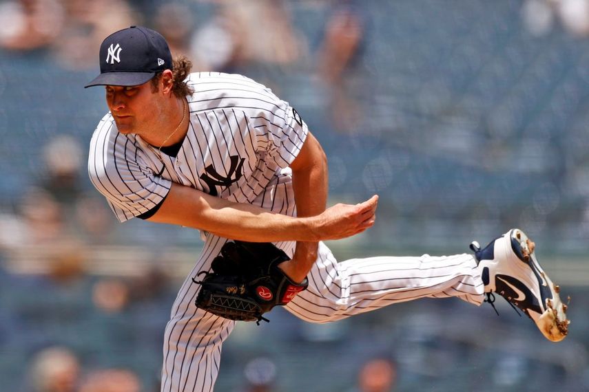 Gerrit Cole, abridor de los Yanquis de Nueva York, hace un lanzamiento en el primer inning del juego.