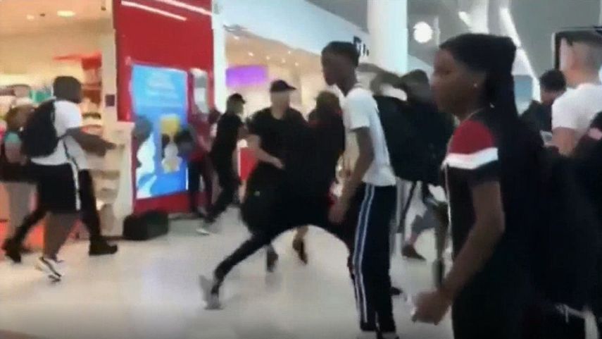 La pelea de los&nbsp;raperos franceses Kaaris y Booba provocó once detenidos y retrasos en los vuelos en el aeropuerto de Orly, París.