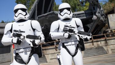 Star Wars cuenta una de las historias más antiguas del mundo: la del bien contra el mal. Por un lado, el imperio: un caballero oscuro con tropas sin rostro y sed de poder. 